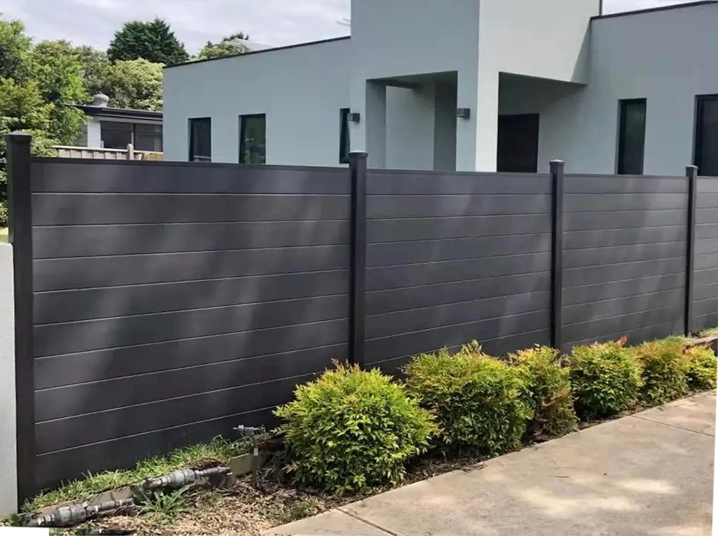 Read more about the article 1st Generation Composite Fence 6×6 Charcoal